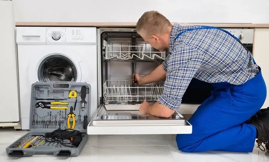 Gümüşova İmmergas servisi teknisyen ekibi beyaz eşya tamiri yaparken